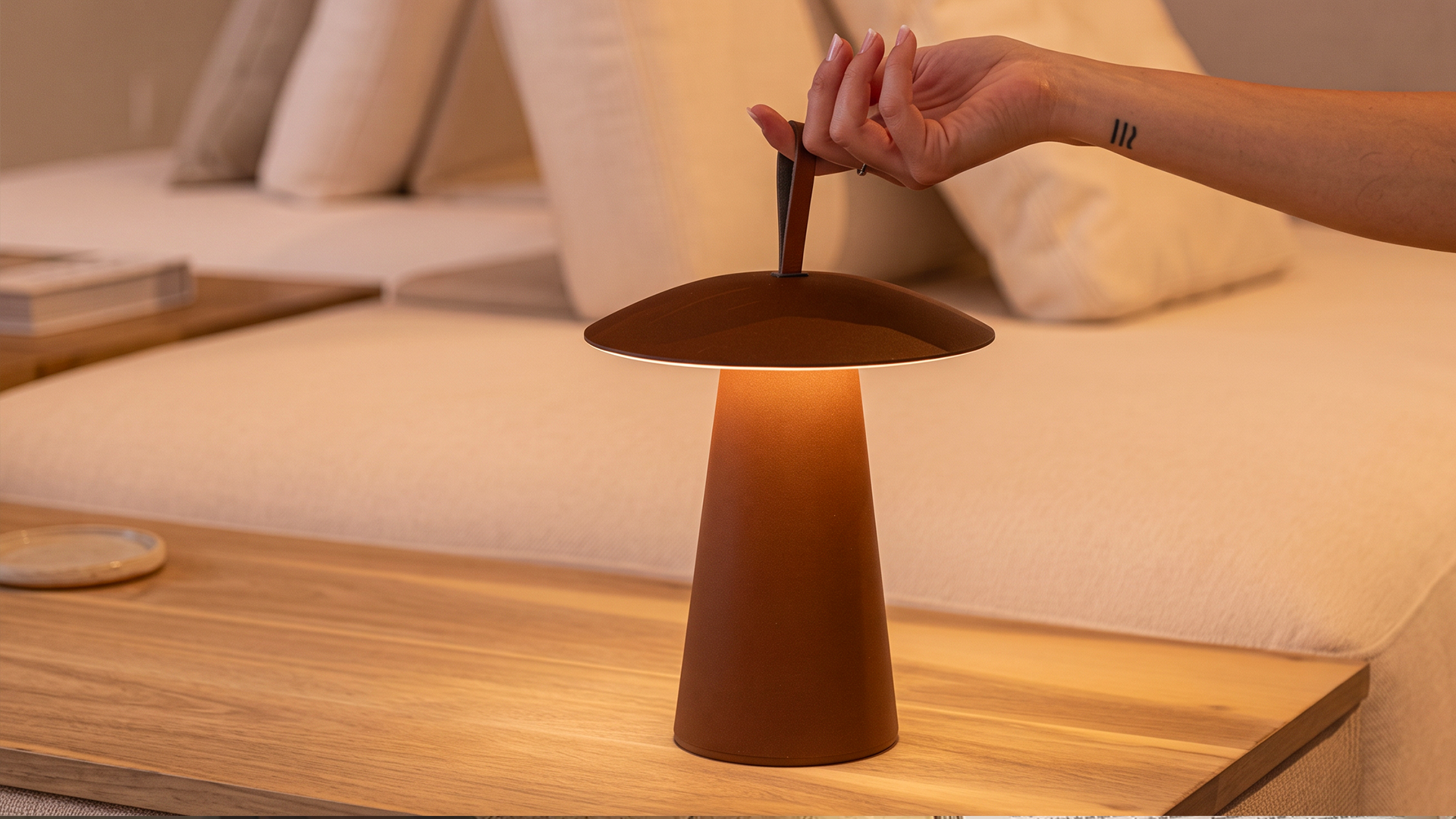 Ara table lamp design by Llahona Design Studio