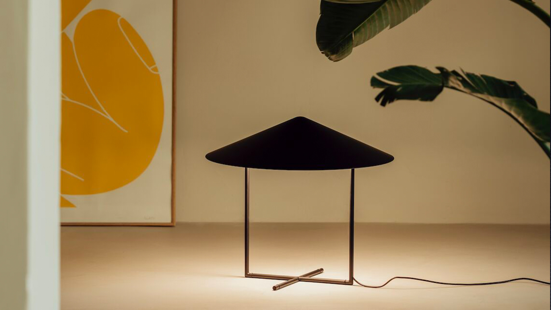 Big table lamp design by Llahona Design Studio